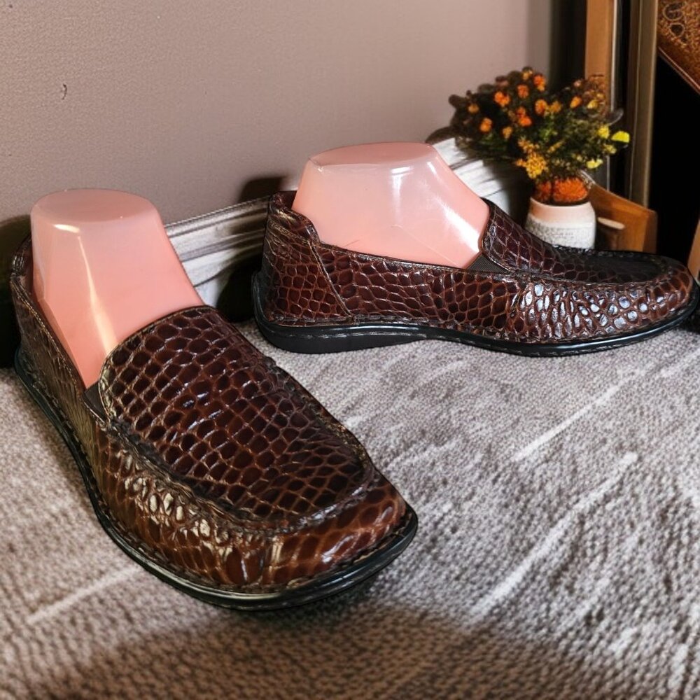 Born Dark Brown Textured Loafers
